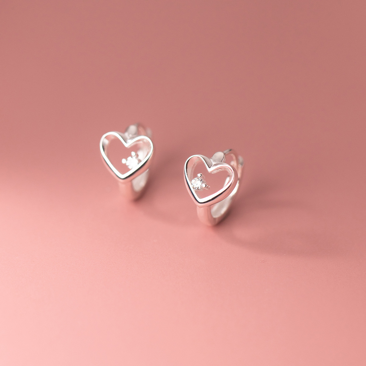 Lodge S925 plata coreana de las mujeres simples en forma de corazón con incrustaciones de diamantes huecos con botones de oreja de amor M02410