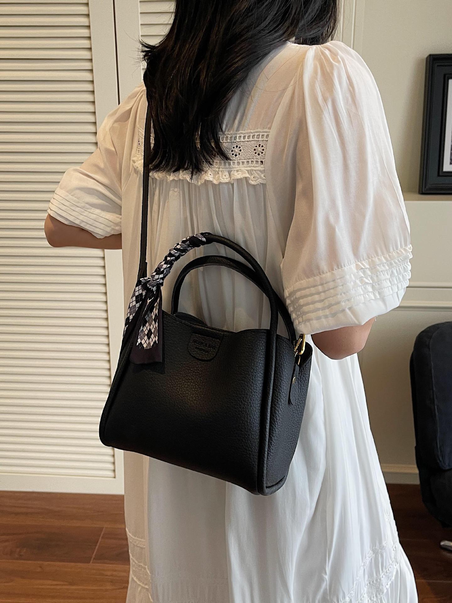 Bolso de mano explosivo transfronterizo para mujer 2025 nuevo bolso de mensajero de hombro de moda simple casual bolso de cubo de viaje