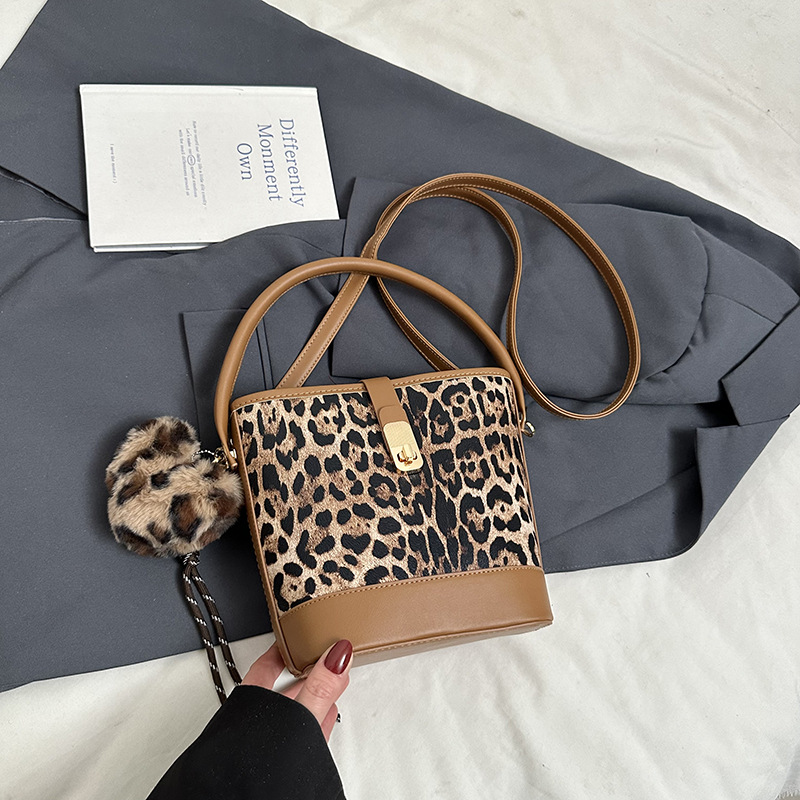 Bolso popular de este año para mujeres otoño invierno 2024 nuevo patrón de leopardo nicho mochila casual bolso de cubo de agua