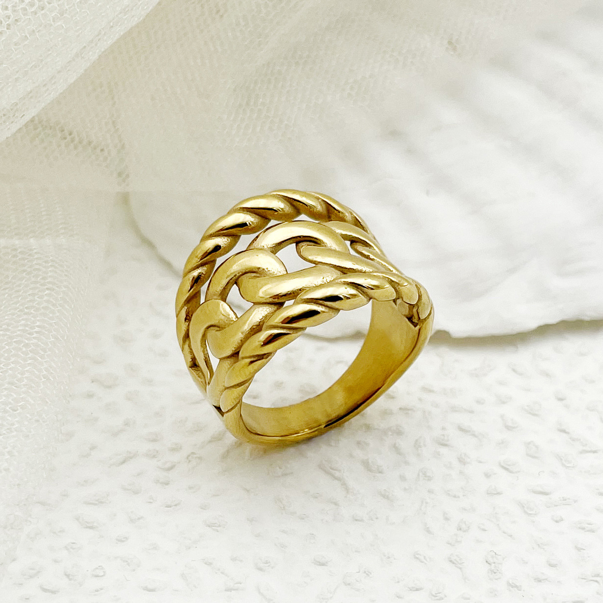 fashionable trend ring with pigtail