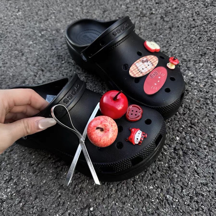 Serie Apple ~ Verano nuevo estilo lindo rojo manzana dibujos animados zapatos con agujeros zapatos flor diy adornos desmontables