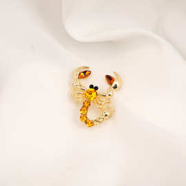跨境热销镶钻蝎子胸针高级防走光男女服装配饰动物别针礼物胸花