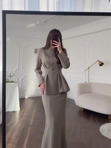 2025 Spring European and American Style New Retro Soft and Elegant Solid-Color Long-Sleeved Top and Long Skirt Elegant, Classy, and Comfortable Women's Suit