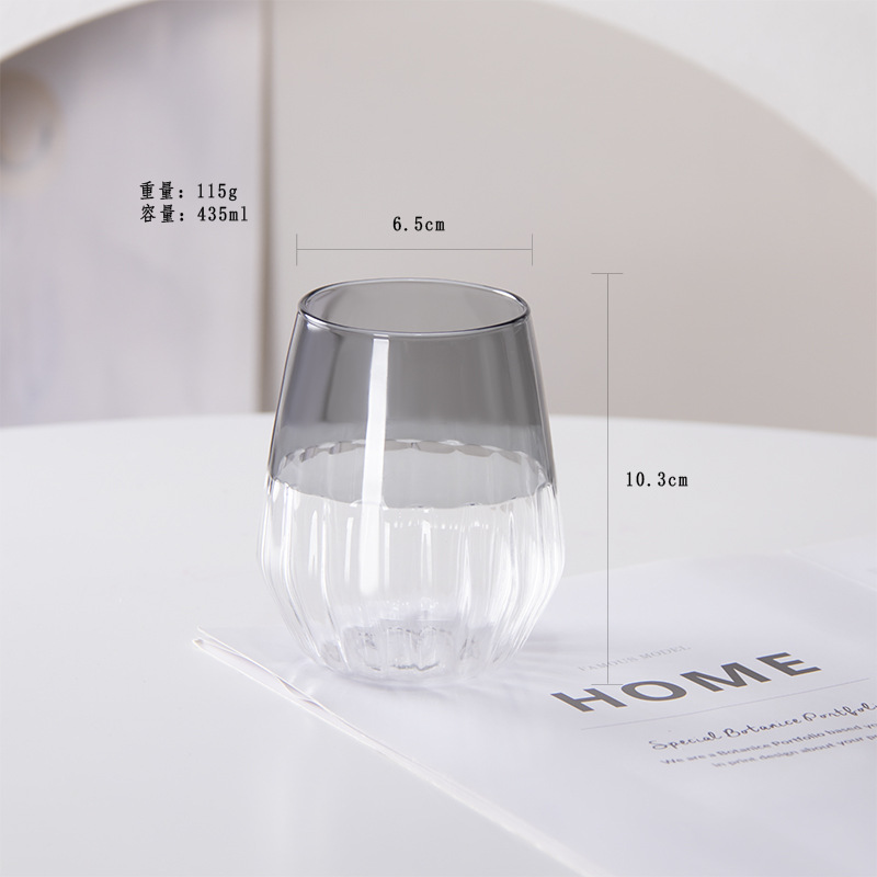 Taza de agua gris a rayas