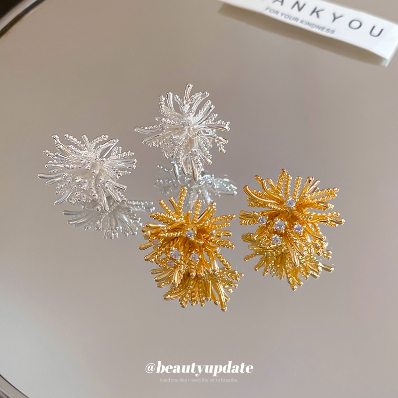 Pendientes de fuegos artificiales de circón de aguja de plata galvanoplastia de oro real Pendientes simples y exquisitos de súper hada Pendientes de temperamento femenino Lujo ligero y de alta gama