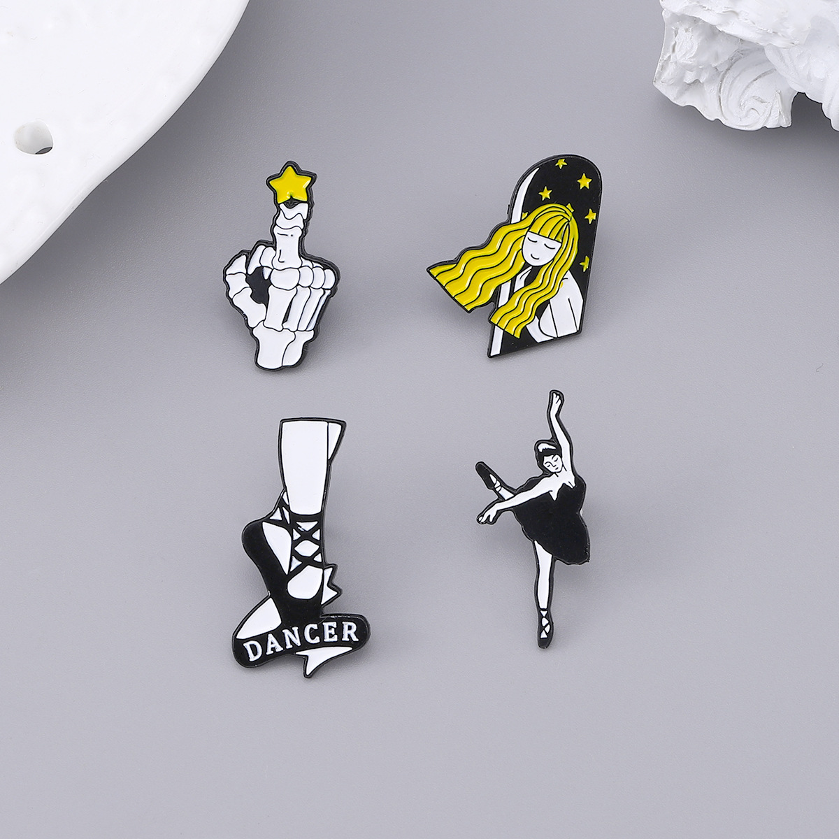 Zinc alloy Material Cartoon Character Pattern Unisex Gender Simple Style Pin Cartoon Character Zinc Alloy Stoving Varnish Unisex Brooches