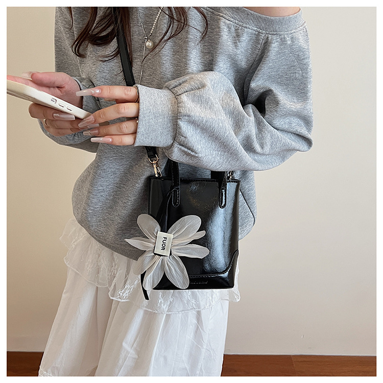 Fashionable and high-quality hand-held small bag for women, 2025 new summer Instagram versatile phone bag, Korean style trendy crossbody bag undefined