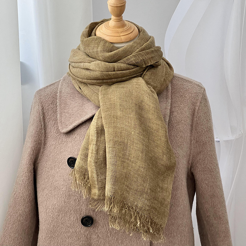 Otoño y invierno bufandas de mujer nuevo ocio versátil color sólido transpirable borde de lana gruesa bufandas cálidas bufandas de seda al por mayor