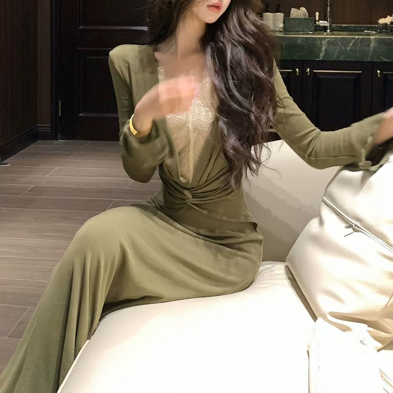 Elegant and sexy deep V lace spliced long-sleeve knitted dress, waist-cinching fishtail long skirt, 2026 autumn women's fashion trend