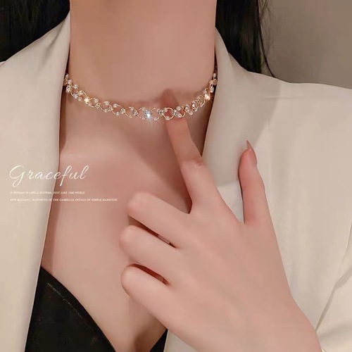 Pearl-style chain necklace with a feminine, niche designer aesthetic, featuring an Insta-cool, minimalistic choker for the collarbone.