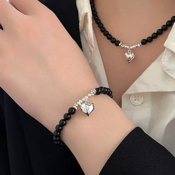 Light Luxury and High-End Black Beaded Heart Necklace, Niche Retro Elegant Design, Clavicle Chain, Gift for Girls and Couples