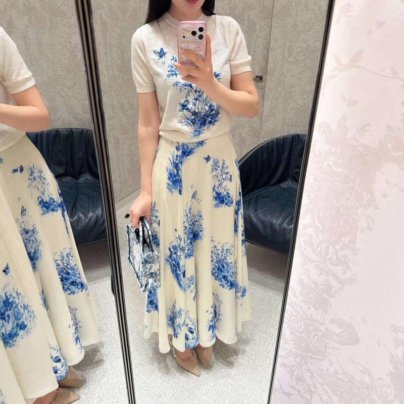 Nanyou Factory's Gentle and Artistic Embroidered Floral Short-Sleeve Pullover with Round Neck and Slim Fit Knitwear
