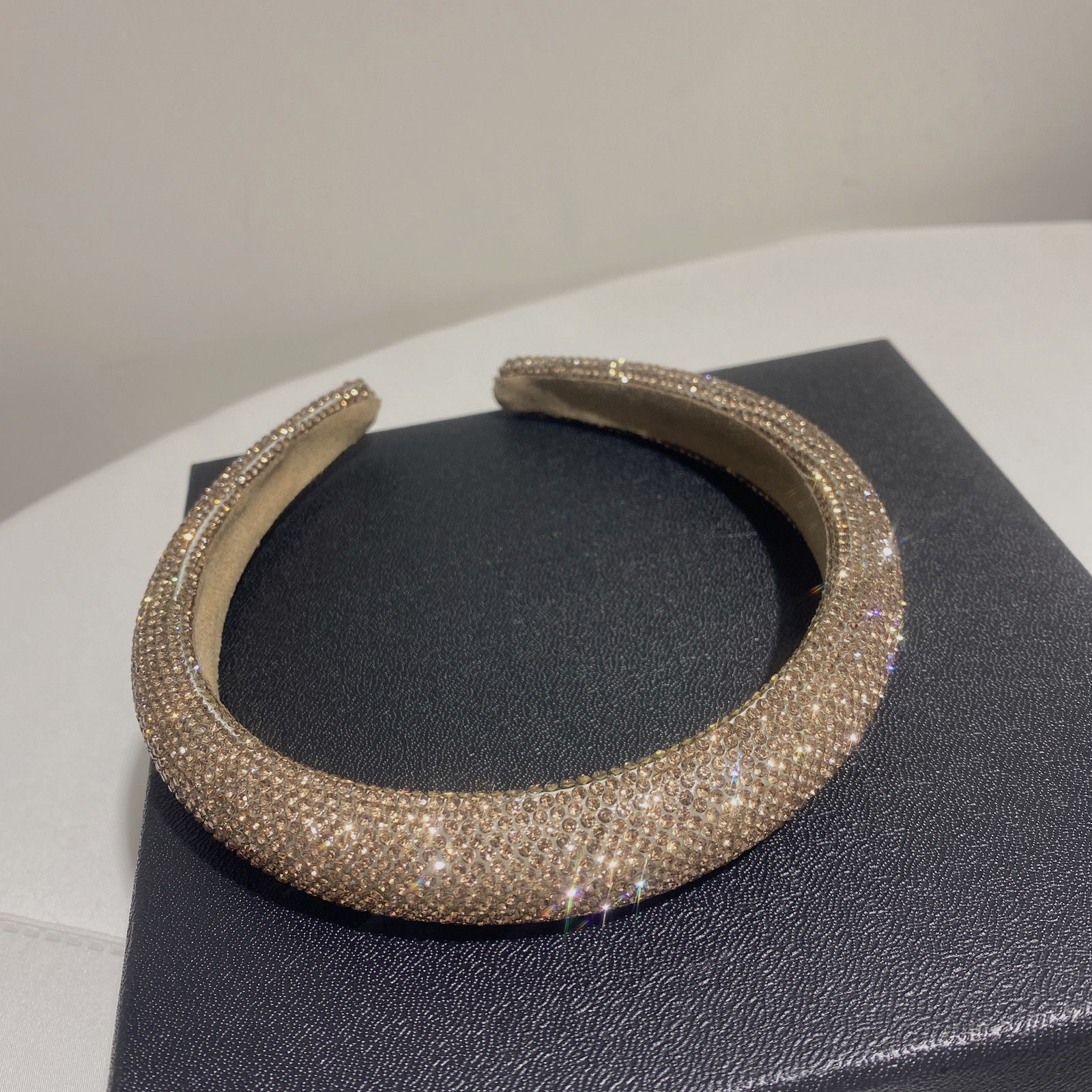 Diadema con diamantes, estilo de celebridad de internet, nueva diadema de esponja de alta gama 2023 para realzar la corona, versátil para looks modernos de chicas jóvenes.