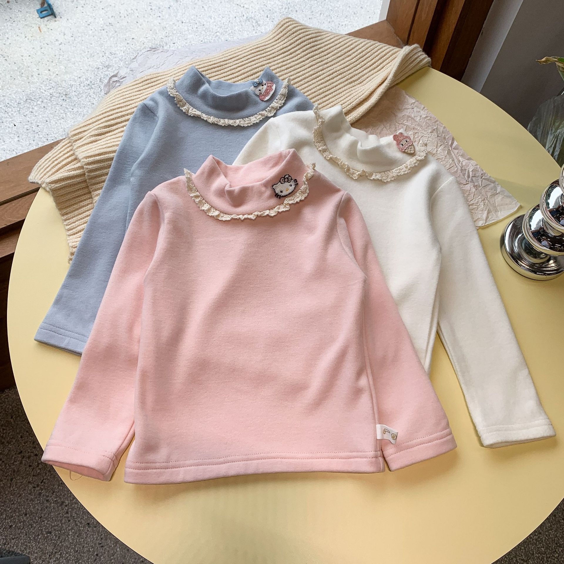 Sugar Pear ropa infantil de niñas camisa de fondo de cuello alto ropa de invierno gruesa 2025 nueva chaqueta de aire extranjero ropa de bebé de niña