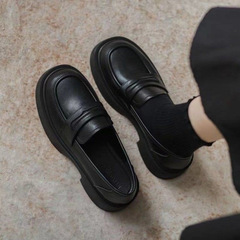 厚い底の黒い楽福の靴の女性の英倫の風は疲れません。