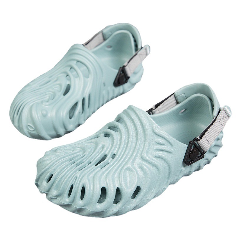 Moda verano nuevo estilo casual para hombres pisando mierda Baotou eva sandalias y zapatillas de playa para hombres zapatos con agujeros de verano spot al por mayor