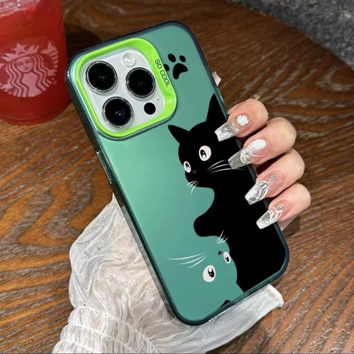 Cáscara plateada de color-verde-cayó un gato