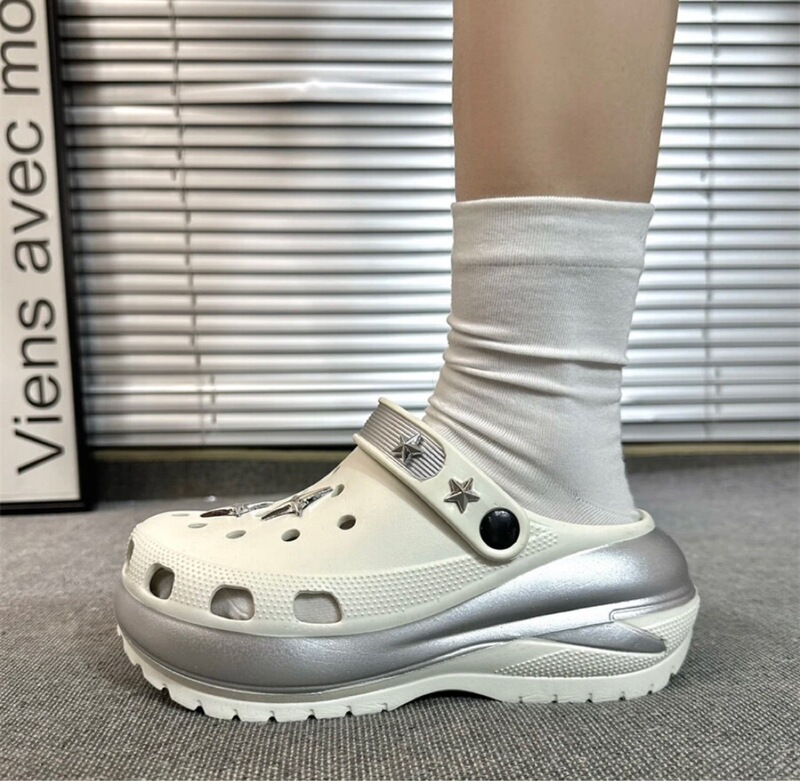 Light Wheel Hole Shoes Women's New Style Outer Wear Thick Slippers Summer Beach Shoes Women's Non-Slip Heap Shoes Casual Sandals Light Wheel Hole Shoes Women's New Style Outer Wear Thick Slippers Summer Beach Shoes Women's Non-Slip Heap Shoes Casual Sandals