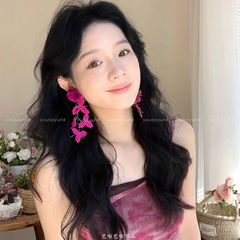 夏の花 ~ ピンクの大げさな手作りのビーズの花のピアスの女性の耳は海辺の休暇の個性のフリンジイヤリングを挟みます。