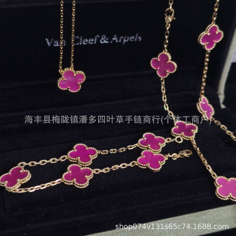 High-end four-leaf clover bracelet set, thickly plated with 18K gold, four-leaf clover pink enamel bracelet for women, offering a luxurious and sophisticated feel High-end four-leaf clover bracelet set, thickly plated with 18K gold, four-leaf clover pink enamel bracelet for women, offering a luxurious and sophisticated feel