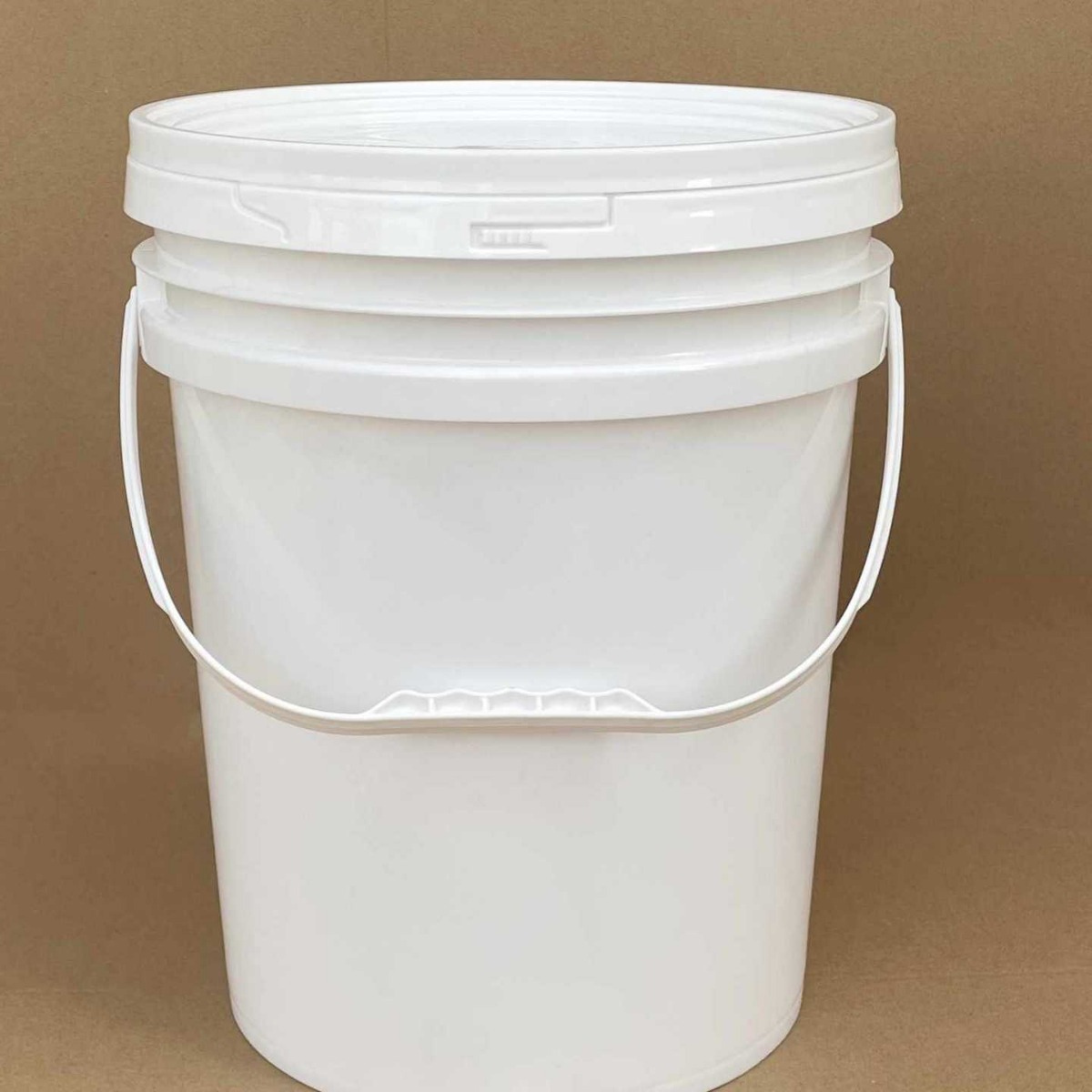 化工手提带盖水桶黑色圆桶密封桶白色塑料桶油漆桶加厚涂料食品级