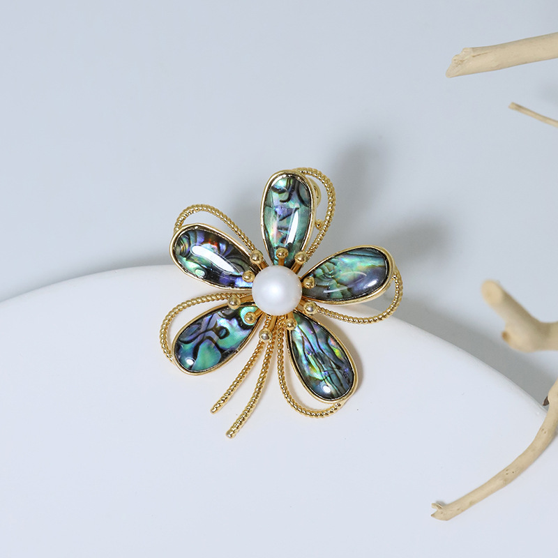 Nuevo broche de flores de perlas naturales de cinco hojas para mujeres de alta calidad conchas de conchas de flores de pecho de alta calidad broche elegante ropa