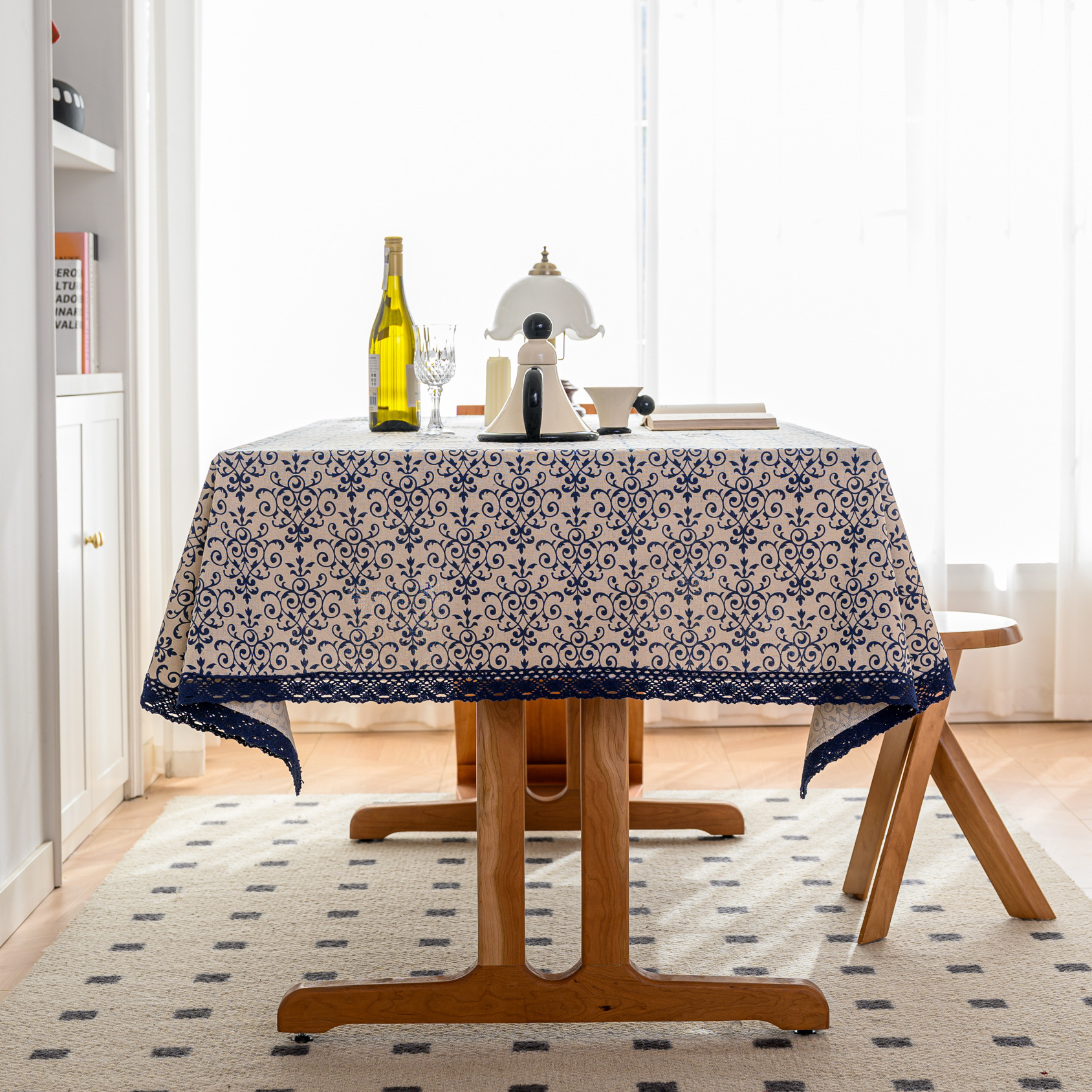 파란색 파란색과 흰색 삼각형 레이스 파란색 레이스