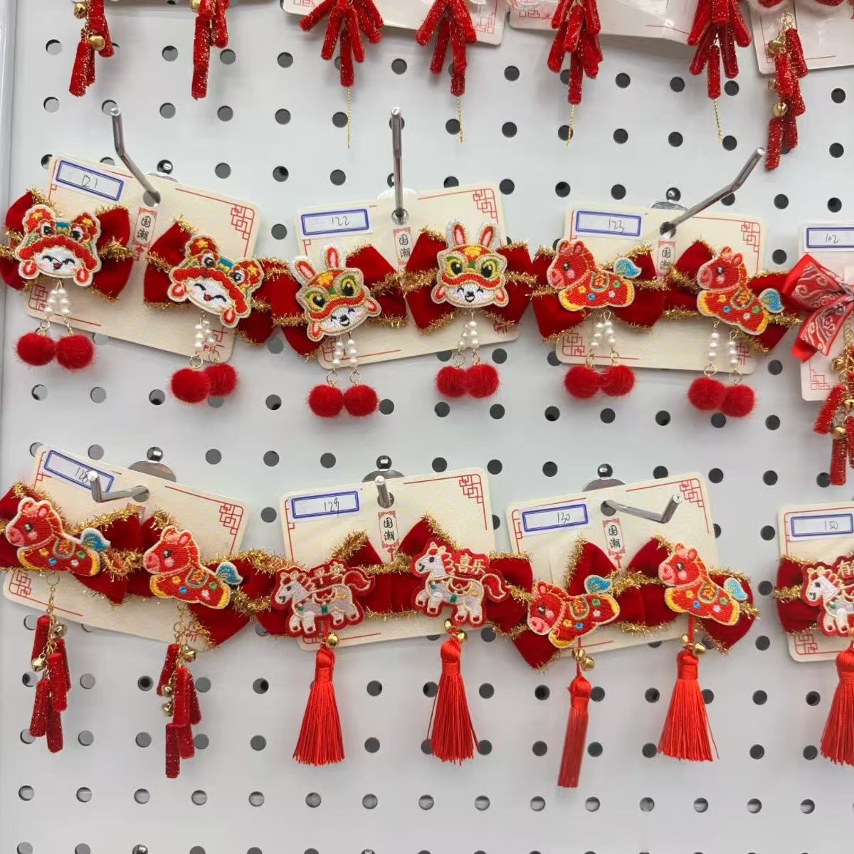 2026新年款发夹可爱醒狮发饰中国风红色鞭炮珍珠流苏过年装扮头饰