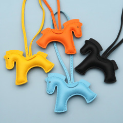 新しいクリエイティブ綿入りポニーレザーキーホルダーカップルバッグアクセサリートレンディなかわいいポニーペンダントキーホルダー