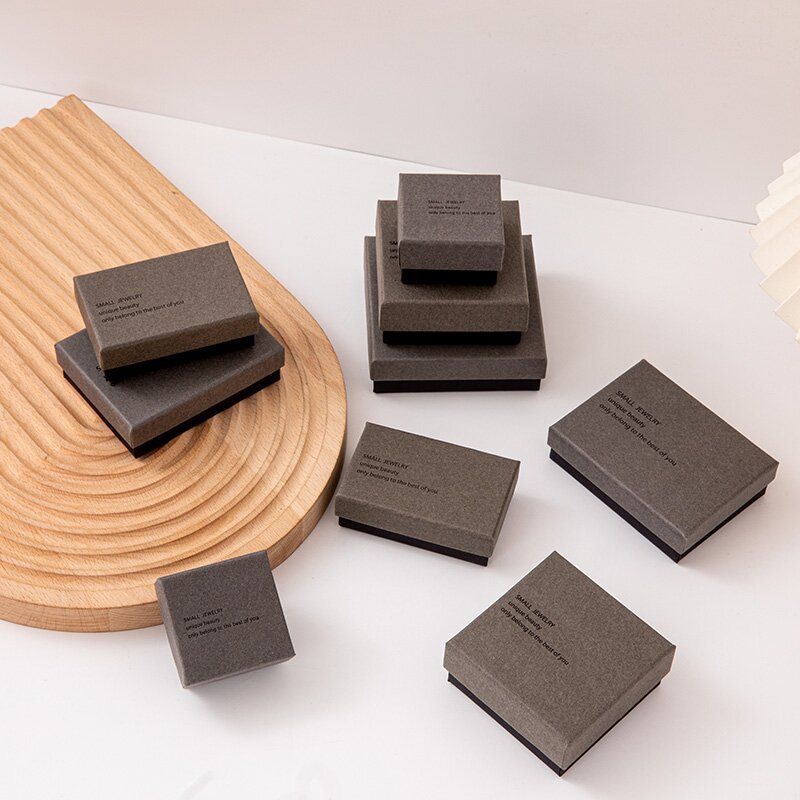 Spot Caja de joyería gris-negra Caja de joyería Caja de anillo Pendientes Pulsera de lujo ligera Caja de collar Caja de embalaje de joyería