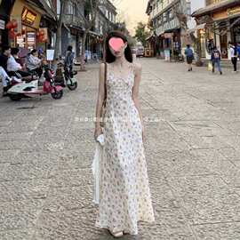 法式白色碎花吊带连衣裙女夏日绝美小裙子收腰显瘦海边度假长裙子