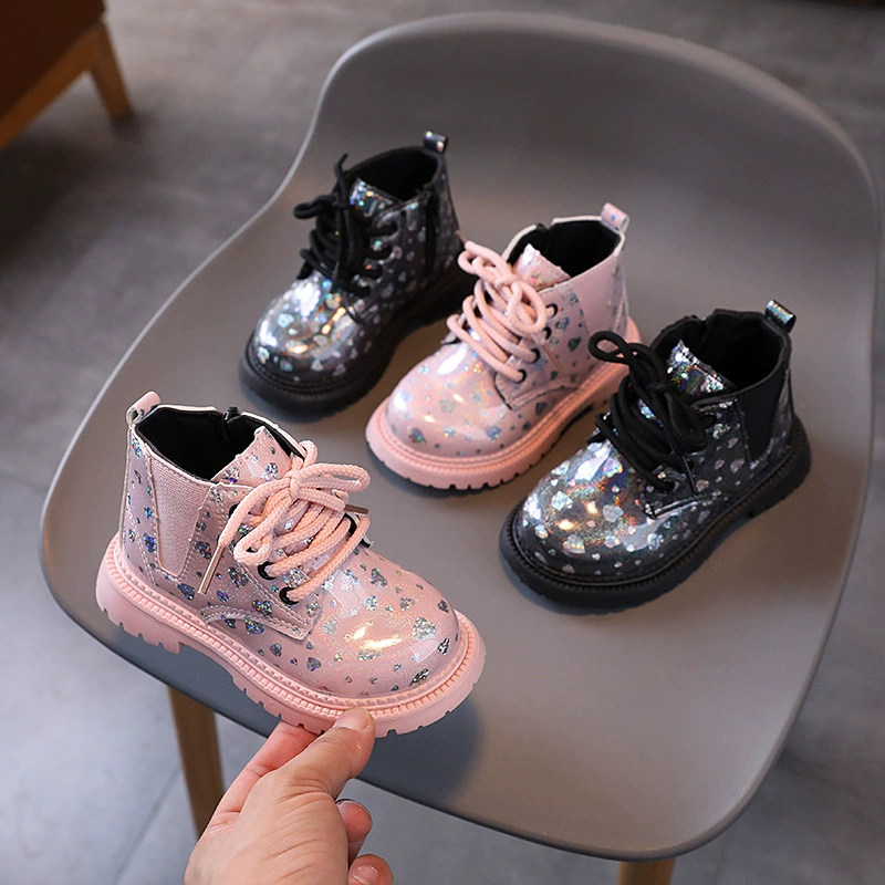 Сапоги для девочек 2024 осень зима новый стиль маленькая девочка мода блестящие кожаные сапоги детские сапоги для мальчиков короткие сапоги мягкие подошвы