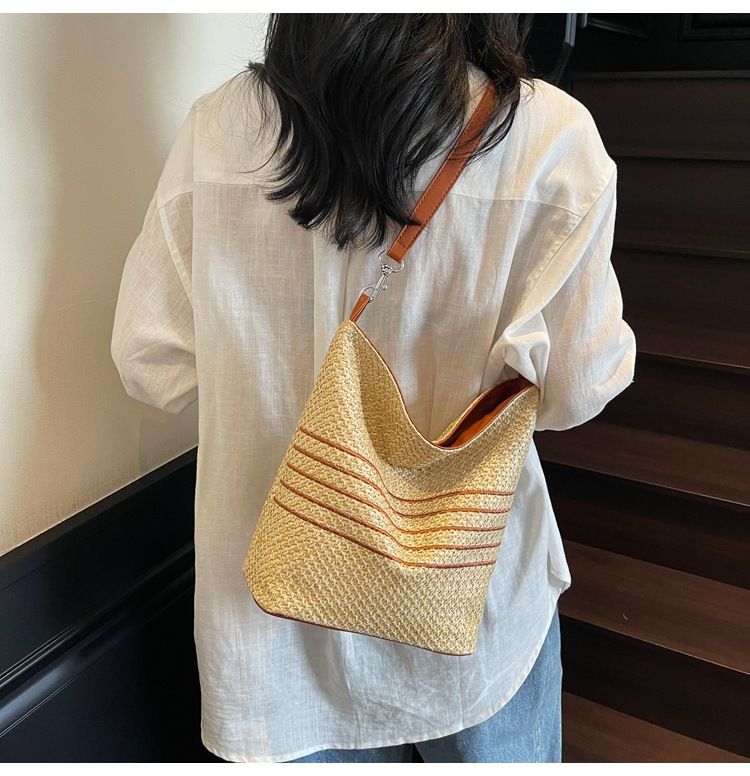Bohemian hand-woven straw bag for women, large capacity 2025 new summer single-shoulder crossbody beach bag undefined