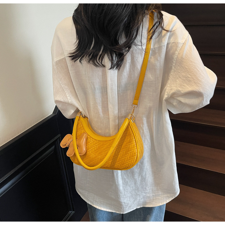 This is a new, trendy and fashionable, simple and retro commuting bag for women in 2025, featuring a soft leather bag with a high-quality texture undefined
