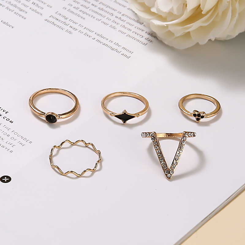 Cross-border New Ring 5-piece Set Fashion V-shaped Diamond Ring Ring Personalized Black Gem Ring display picture 4