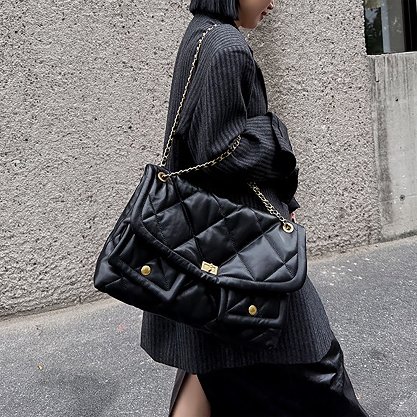 Xiaoxiangfeng Mittelalterliche matte Schultertasche mit zwei Fächern, Rindsleder, Rautenmuster und Kette, großes Fassungsvermögen_voghion.com