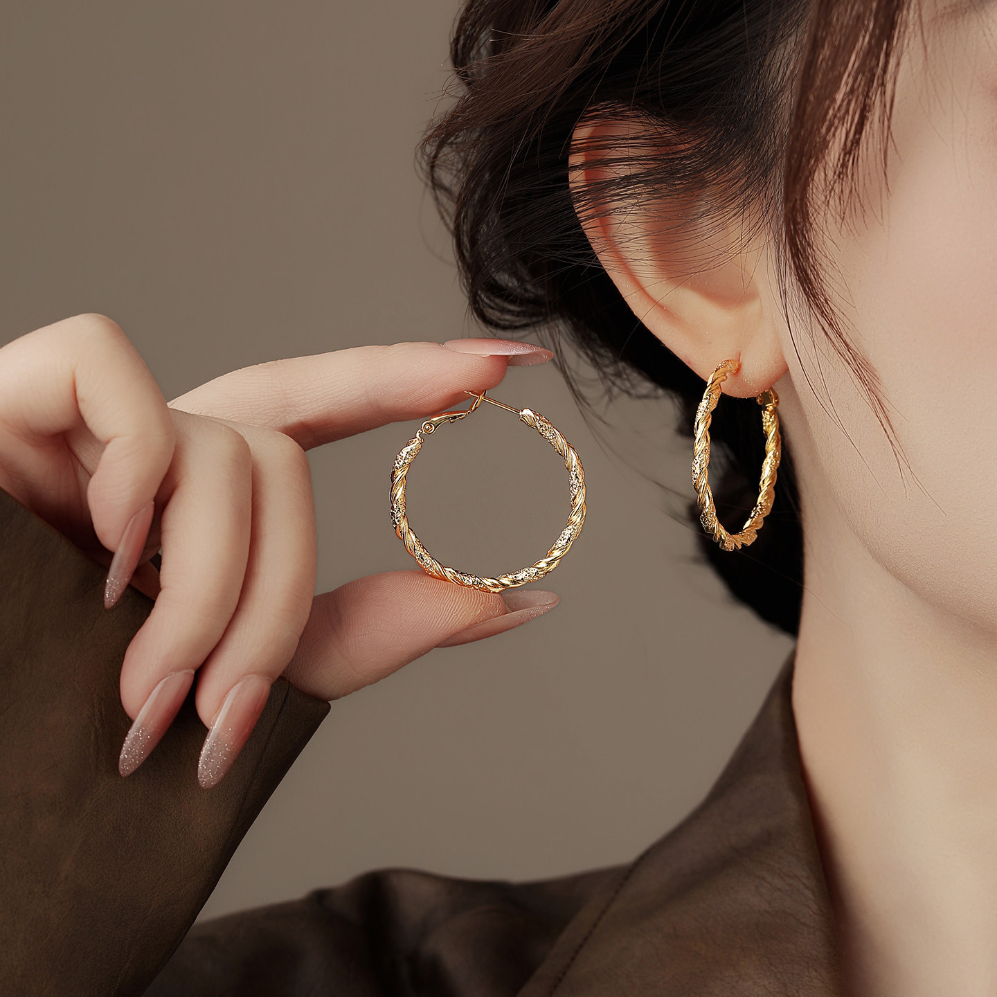 Golden Twisted Matte Large Hoop Earrings, High-End Earrings for Autumn and Winter, Suitable for Round Faces, 2026 New Style