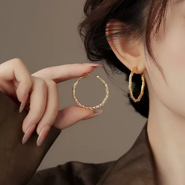 Golden Twisted Matte Large Hoop Earrings, High-End Earrings for Autumn and Winter, Suitable for Round Faces, 2026 New Style