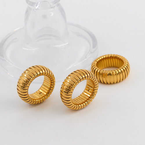 European and American trendy street photography, simple spiral pattern snake ring ring, stainless steel metal texture, fashionable men's internet celebrity ring