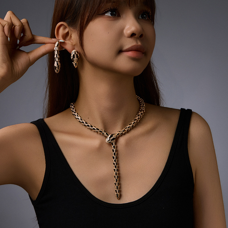 Xuping Europa y los Estados Unidos transfronterizos pendientes de serpiente collar conjunto de joyería nicho diseño de personalidad dulce y fresco joyería al por mayor mujer