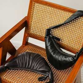 2025新款网红羊角包羊皮饺子包真皮女包牛角包可颂包斜挎胸包