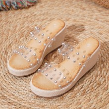 2025新款坡跟厚底女凉鞋防水台打钉简单休闲女鞋小香风珍珠拖鞋女