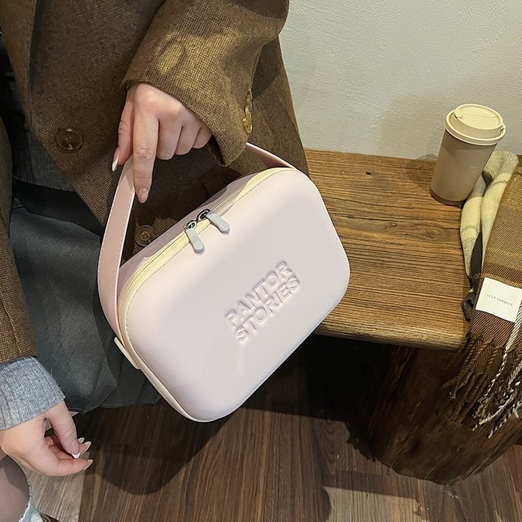 Este bolso no solo está de moda, sino también muy temperamental.