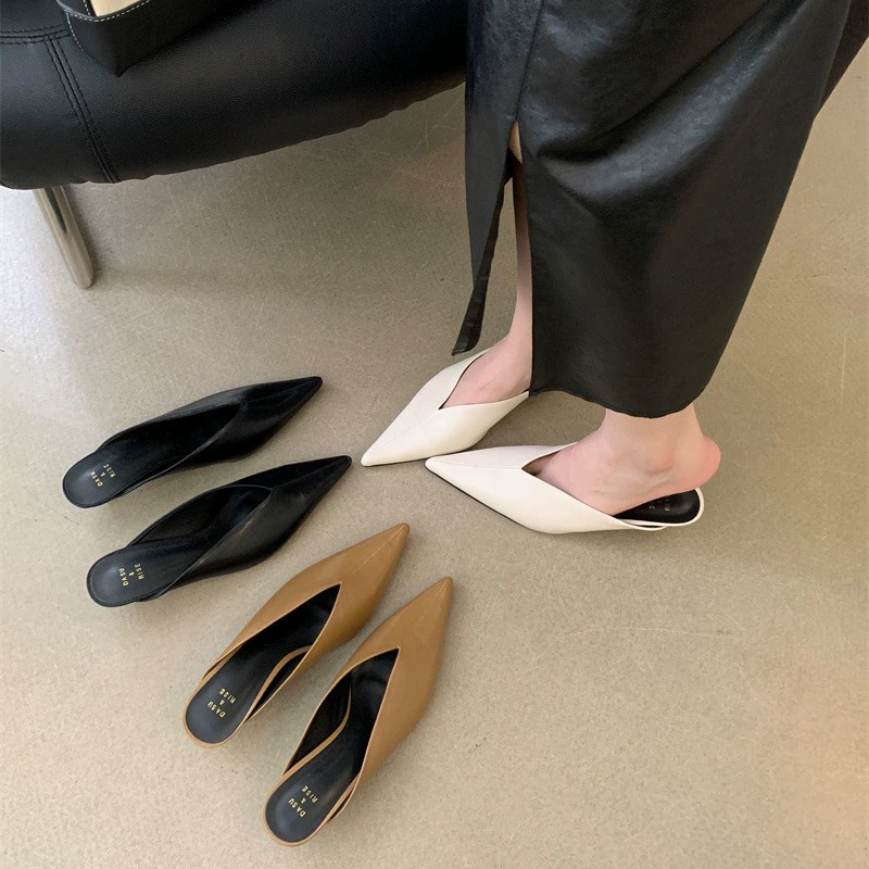 Заостренная половинная тапочка женская внешняя одежда 2024 новая V рот котенок и сандалия женская средняя пятка Мюллер полуприщепка