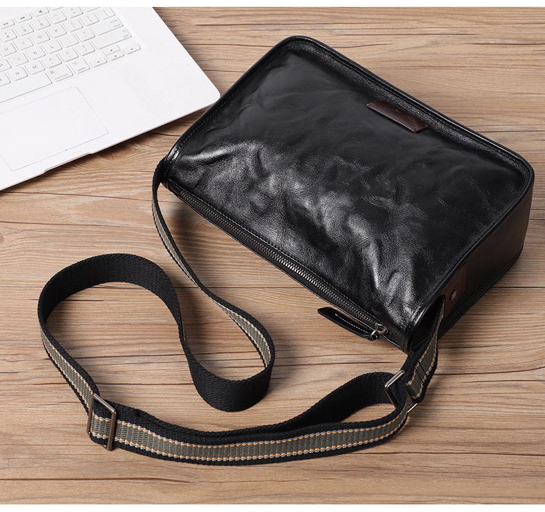 Túi đeo chéo nam da bò kiểu retro 29×11×17 cm — Màu đen da thực vật, Da cầm tay màu đen chi tiết 4