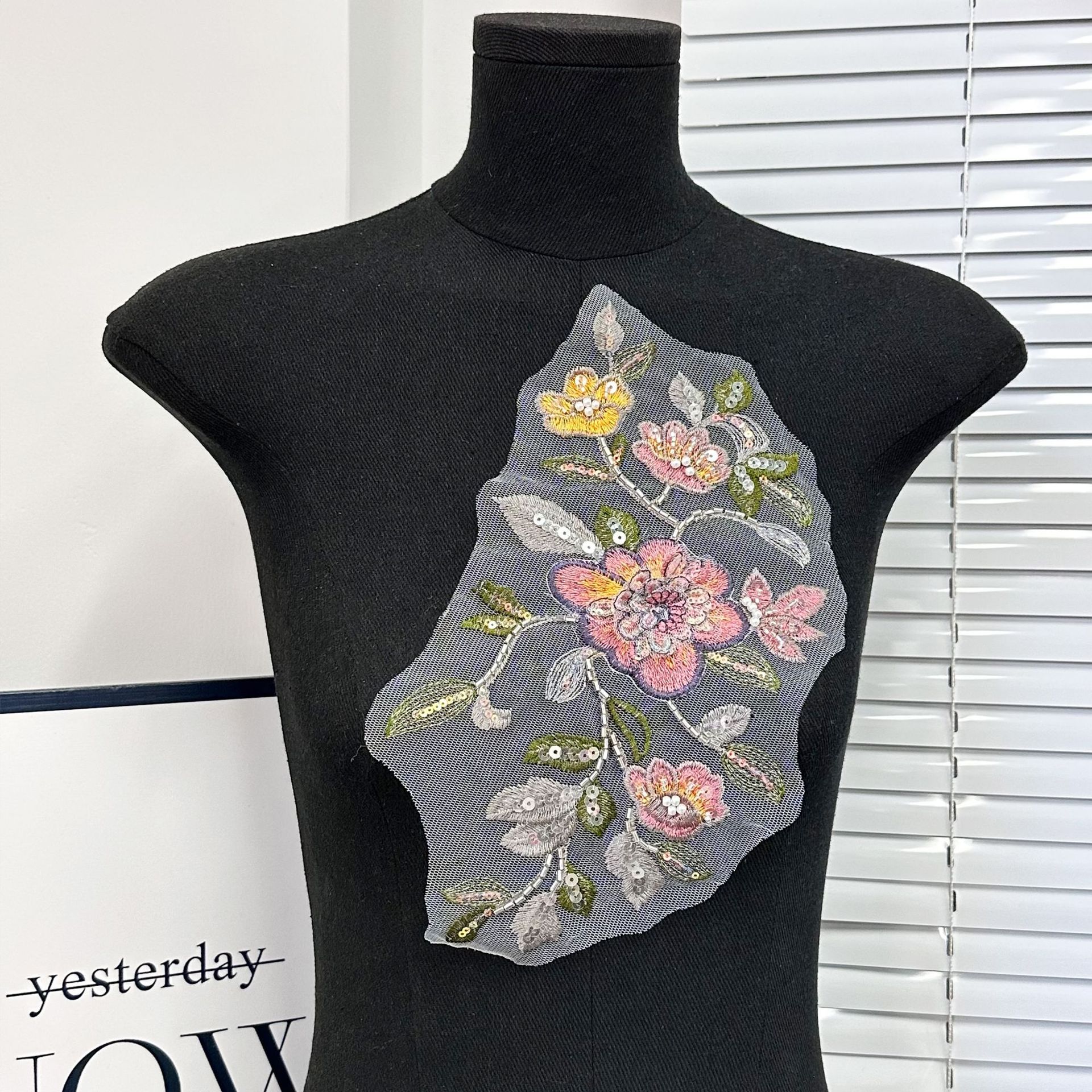 Colorido primavera y verano cuentas tubo de cuentas tridimensional bordado accesorios decorativos simple moda bordado color contraste decalco parche de encaje