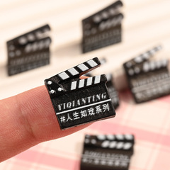 Diy樹脂部品卸売りの携帯電話のペンダントのキーホルダーのヘアピンを持っています。