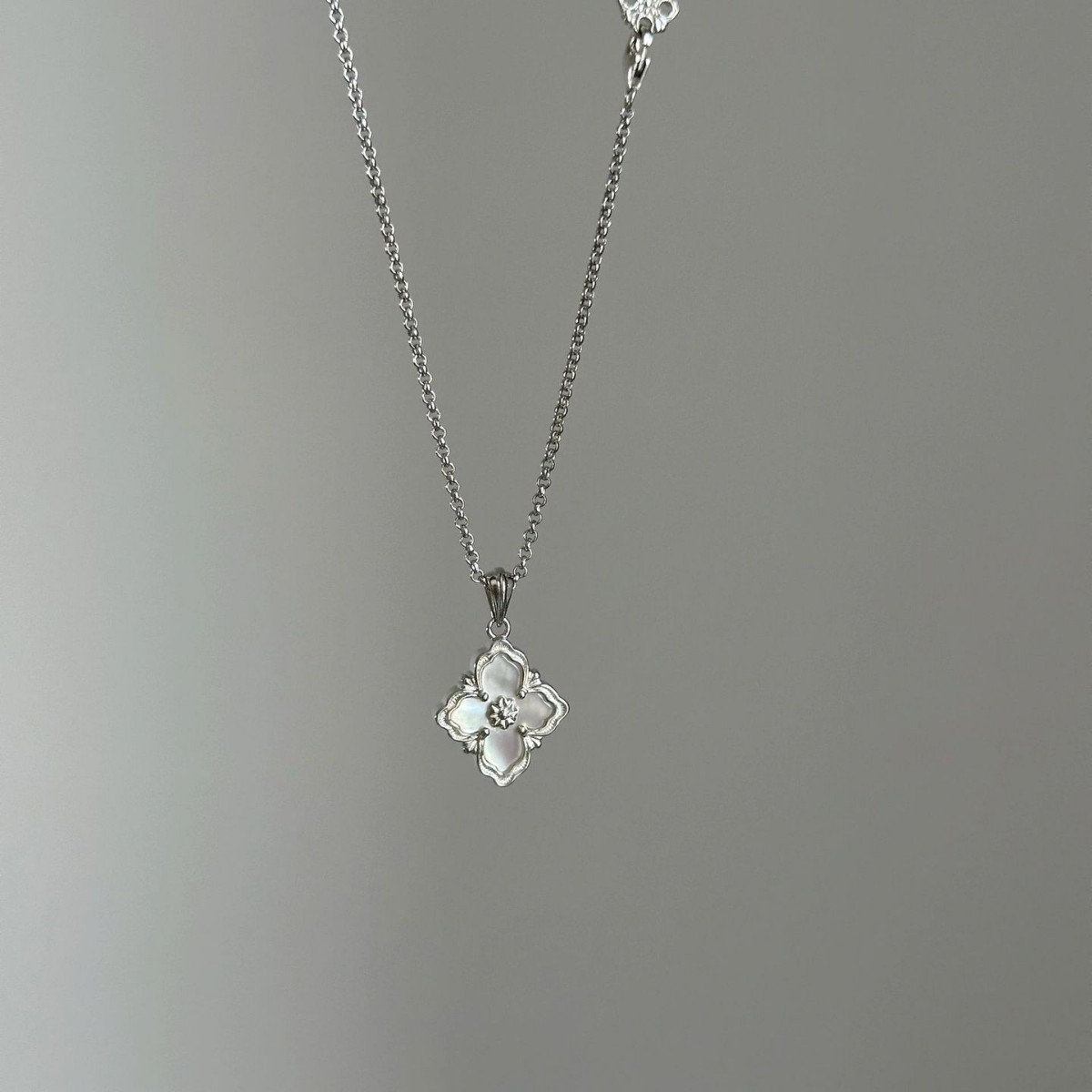 Collana con ciondolo a quadrifoglio in madreperla bianca di alta qualità, in stile palazzo, in argento puro, leggera e lussuosa_voghion.com