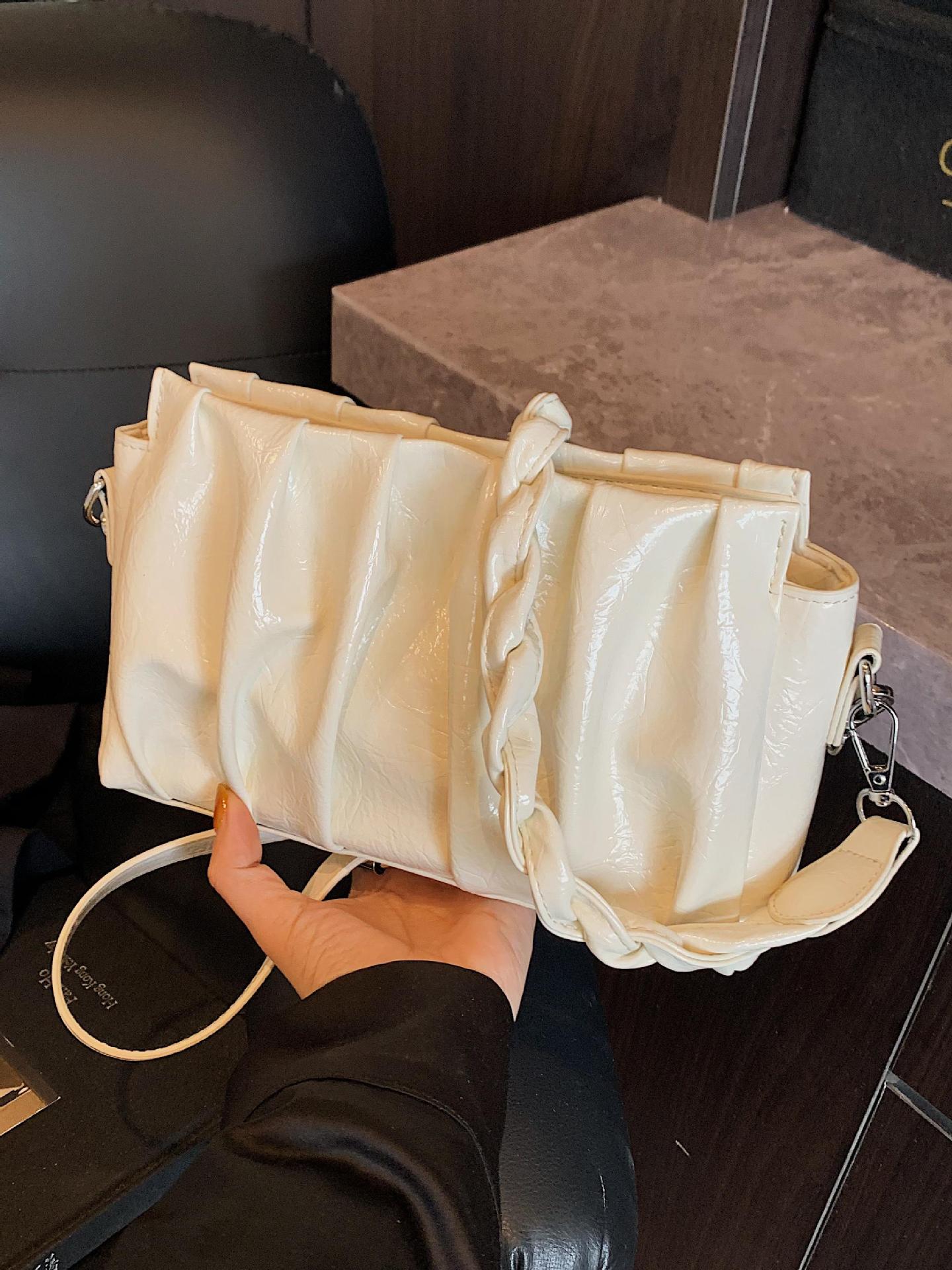 Bolso de cuero de cera de aceite de axila popular de este año para mujer 2025 nuevo bolso de nube plisada de estilo salvaje bolso de mensajero de un solo hombro de moda