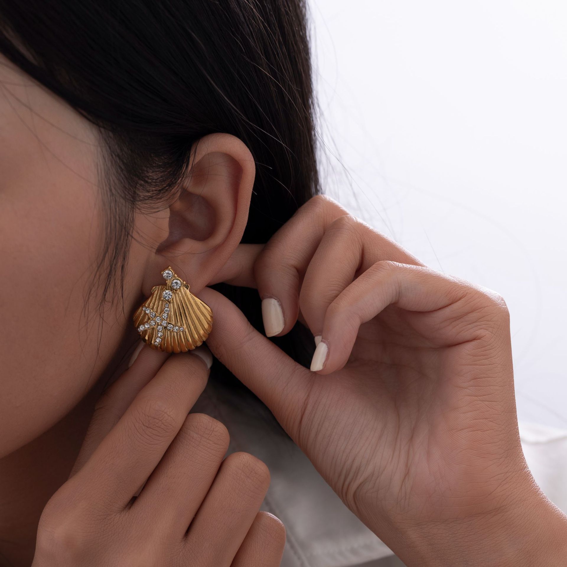 TENA2025 verano de Europa y los Estados Unidos conchas de acero inoxidable pendientes de lujo ligero de alto nivel sensación de playa 18k pendientes de viento